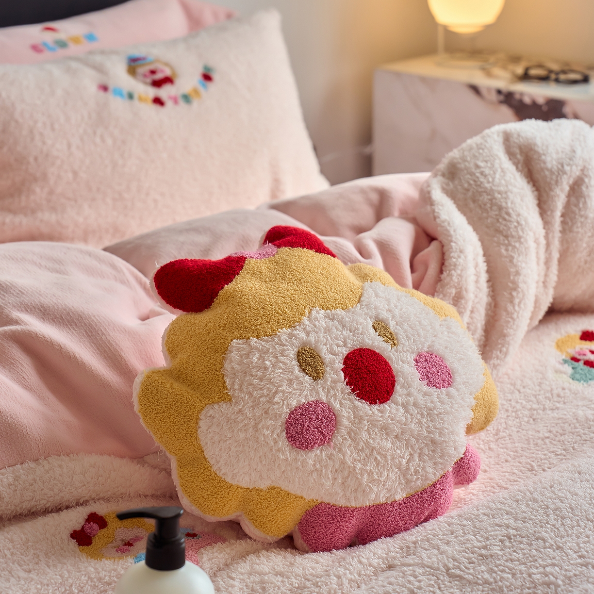 91家纺网 家纺一手货源 找家纺 禾时 2025新款保暖舒适蚂蚁绒牛奶绒毛巾绣四件套 淑女屋