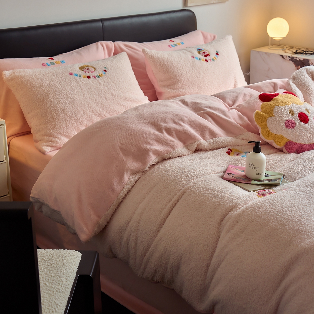 91家纺网 家纺一手货源 找家纺 禾时 2025新款保暖舒适蚂蚁绒牛奶绒毛巾绣四件套 淑女屋