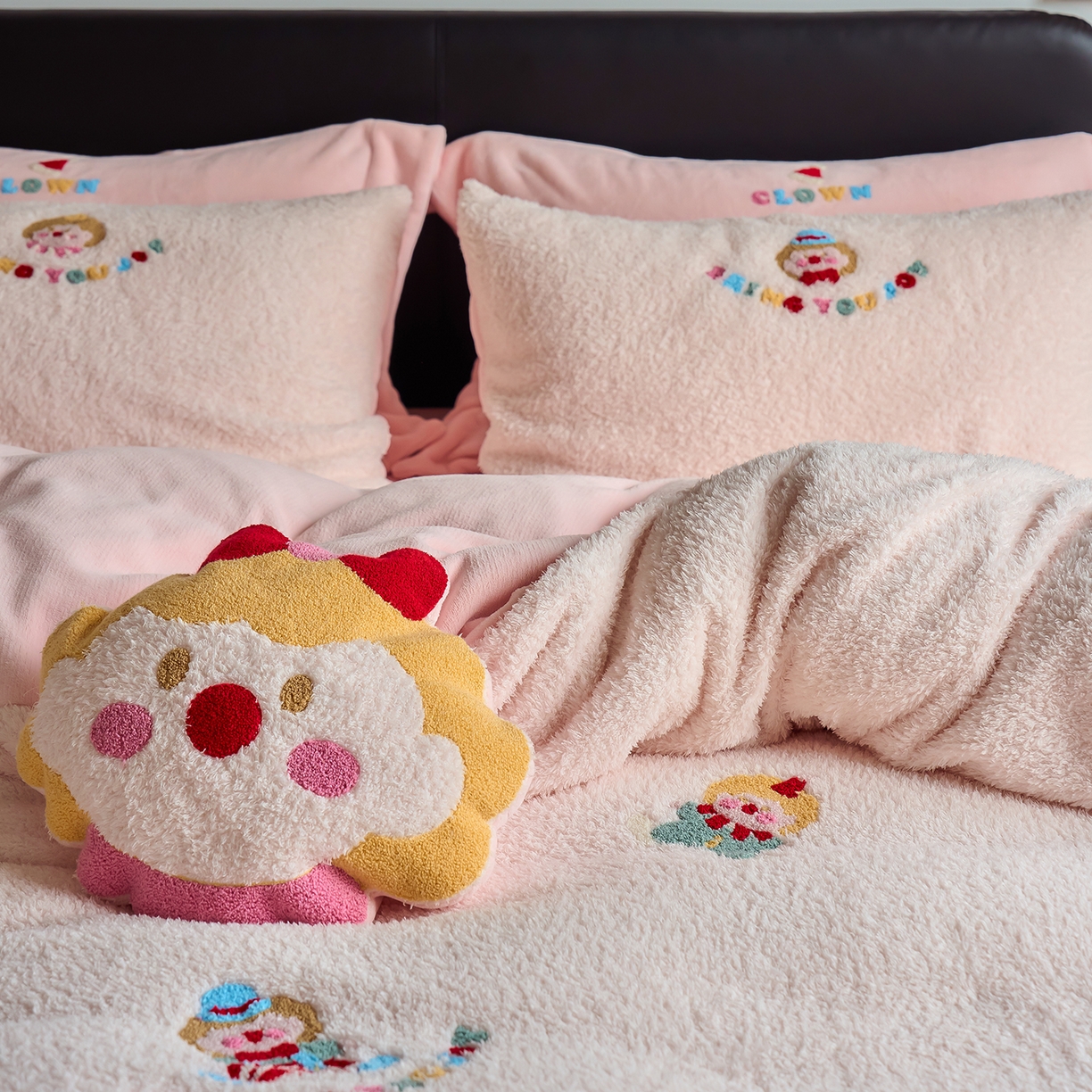 91家纺网 家纺一手货源 找家纺 禾时 2025新款保暖舒适蚂蚁绒牛奶绒毛巾绣四件套 淑女屋