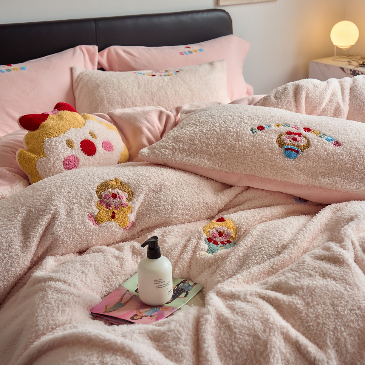 91家纺网 家纺一手货源 找家纺 禾时 2025新款保暖舒适蚂蚁绒牛奶绒毛巾绣四件套 淑女屋