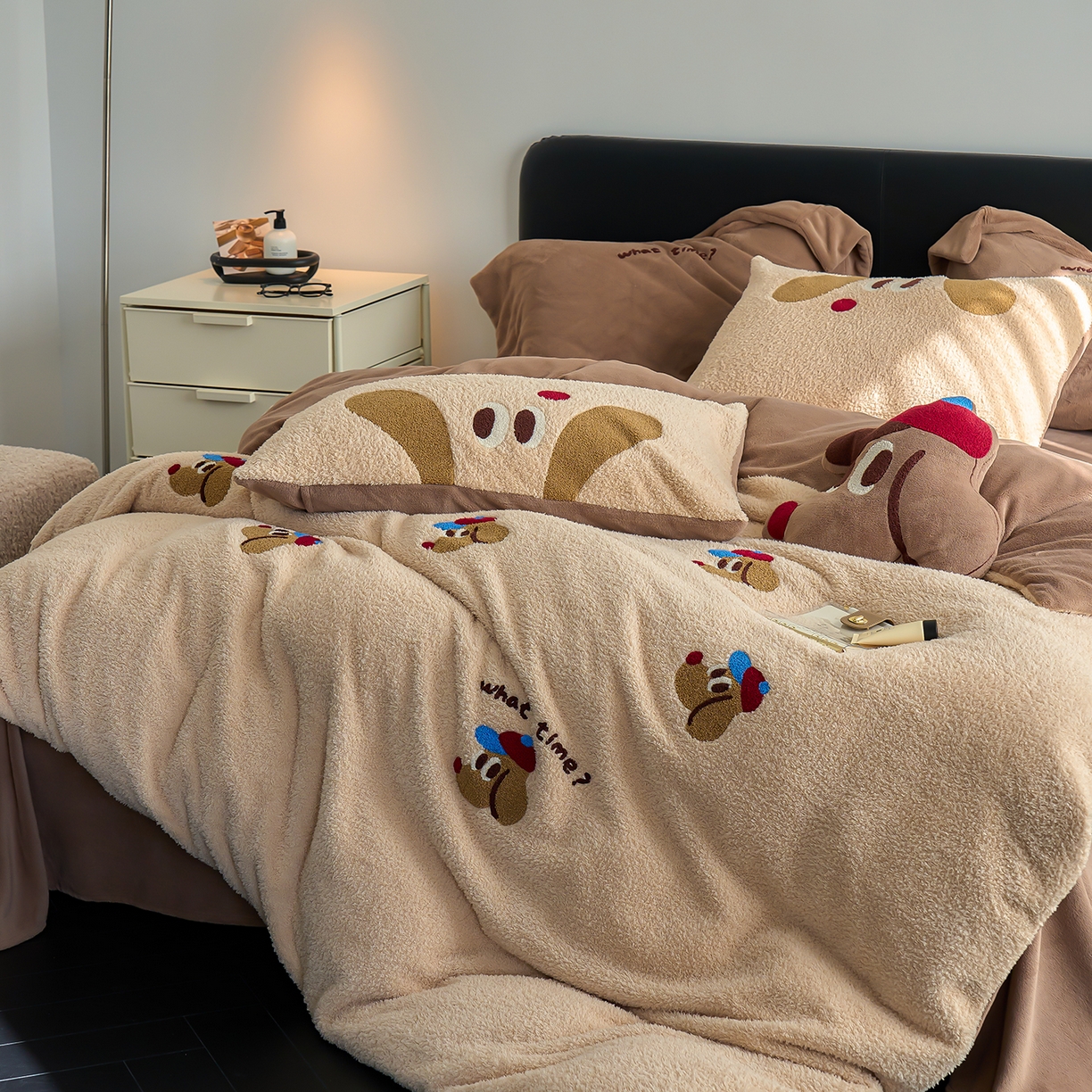 91家纺网 家纺一手货源 找家纺 禾时 2025新款保暖舒适蚂蚁绒牛奶绒毛巾绣四件套 班纳狗