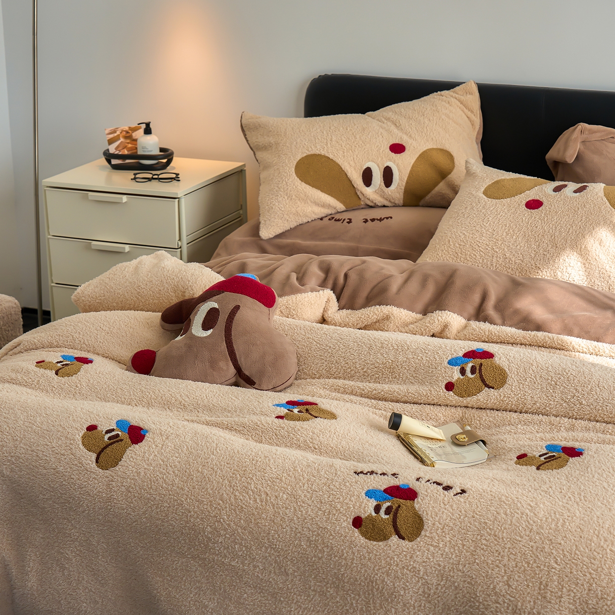 91家纺网 家纺一手货源 找家纺 禾时 2025新款保暖舒适蚂蚁绒牛奶绒毛巾绣四件套 班纳狗