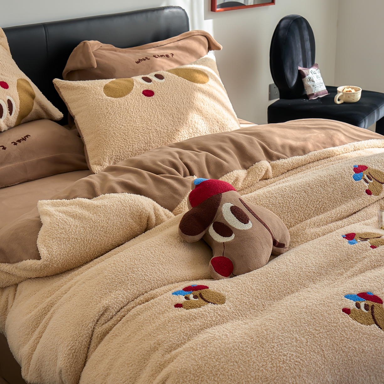 91家纺网 家纺一手货源 找家纺 禾时 2025新款保暖舒适蚂蚁绒牛奶绒毛巾绣四件套 班纳狗