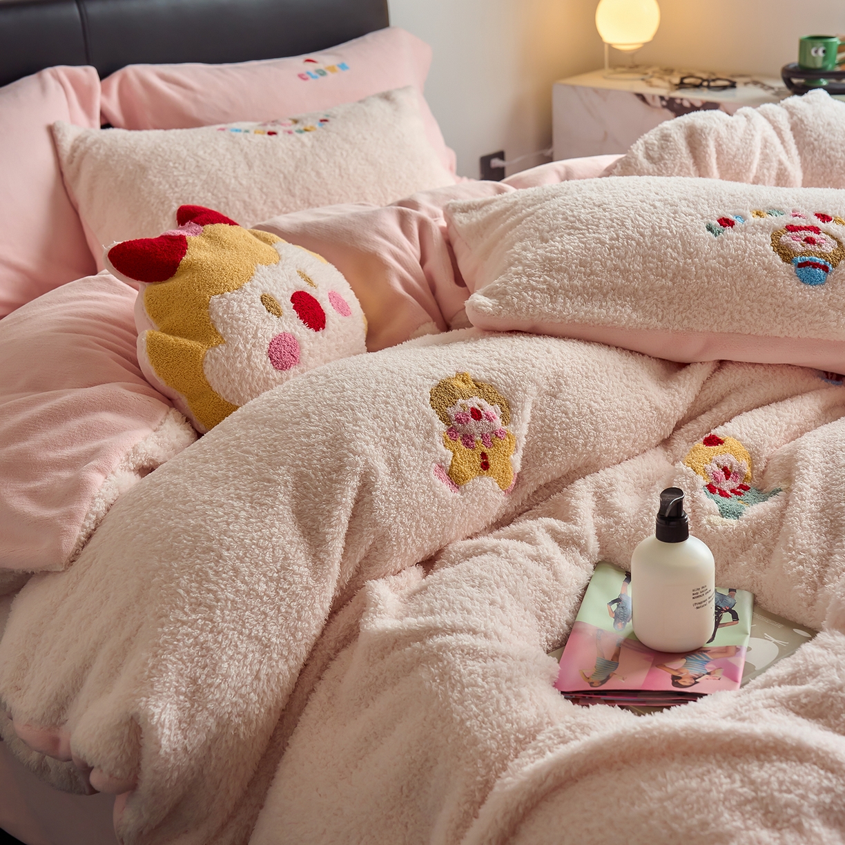 91家纺网 家纺一手货源 找家纺 禾时 2025新款保暖舒适蚂蚁绒牛奶绒毛巾绣四件套 淑女屋