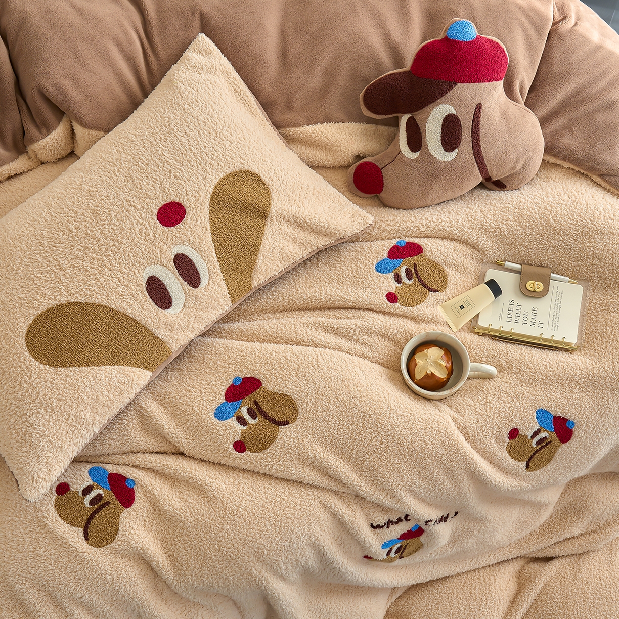 91家纺网 家纺一手货源 找家纺 禾时 2025新款保暖舒适蚂蚁绒牛奶绒毛巾绣四件套 班纳狗