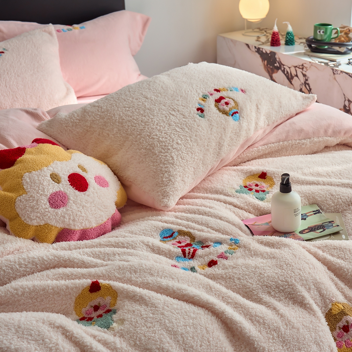 91家纺网 家纺一手货源 找家纺 禾时 2025新款保暖舒适蚂蚁绒牛奶绒毛巾绣四件套 淑女屋