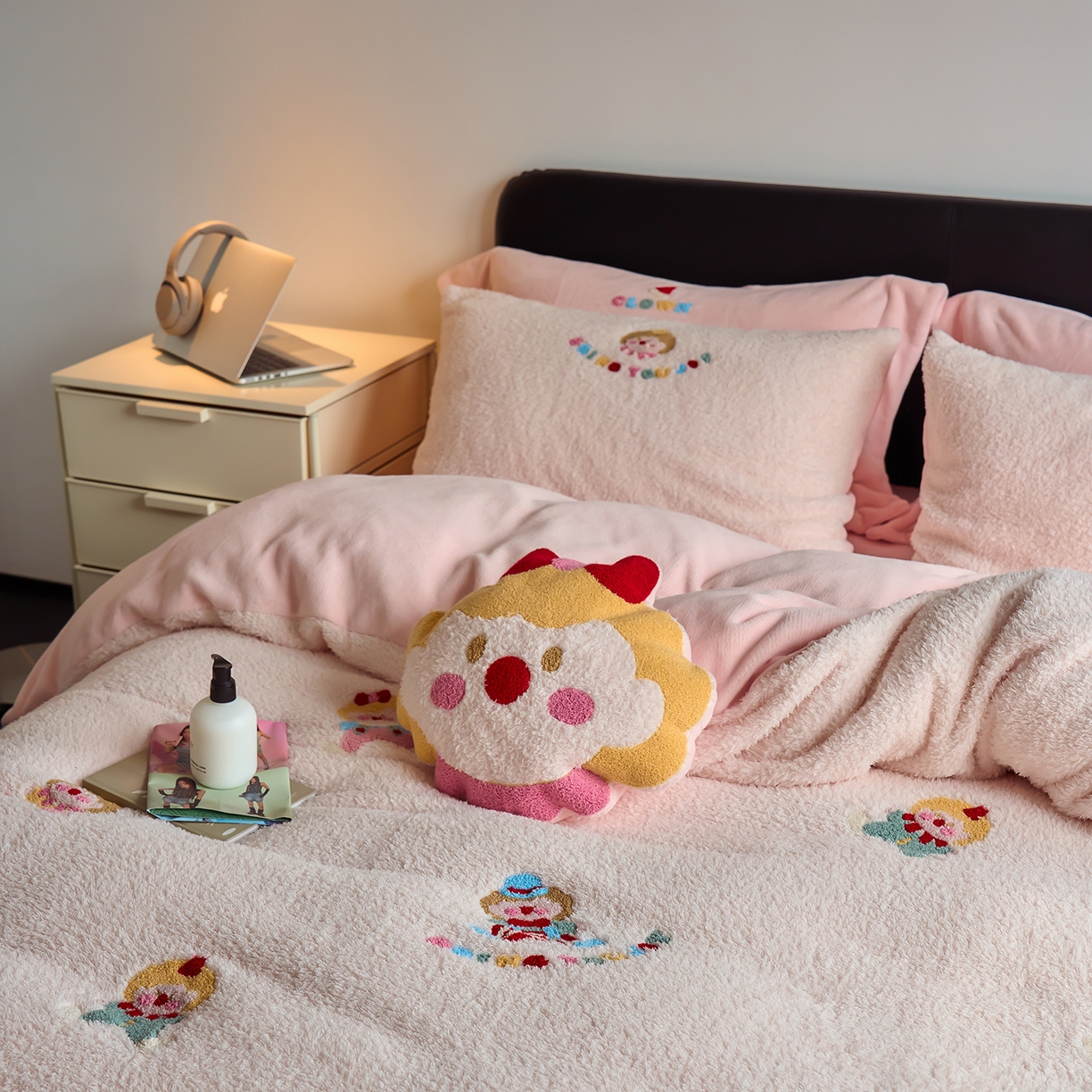 91家纺网 家纺一手货源 找家纺 禾时 2025新款保暖舒适蚂蚁绒牛奶绒毛巾绣四件套 淑女屋