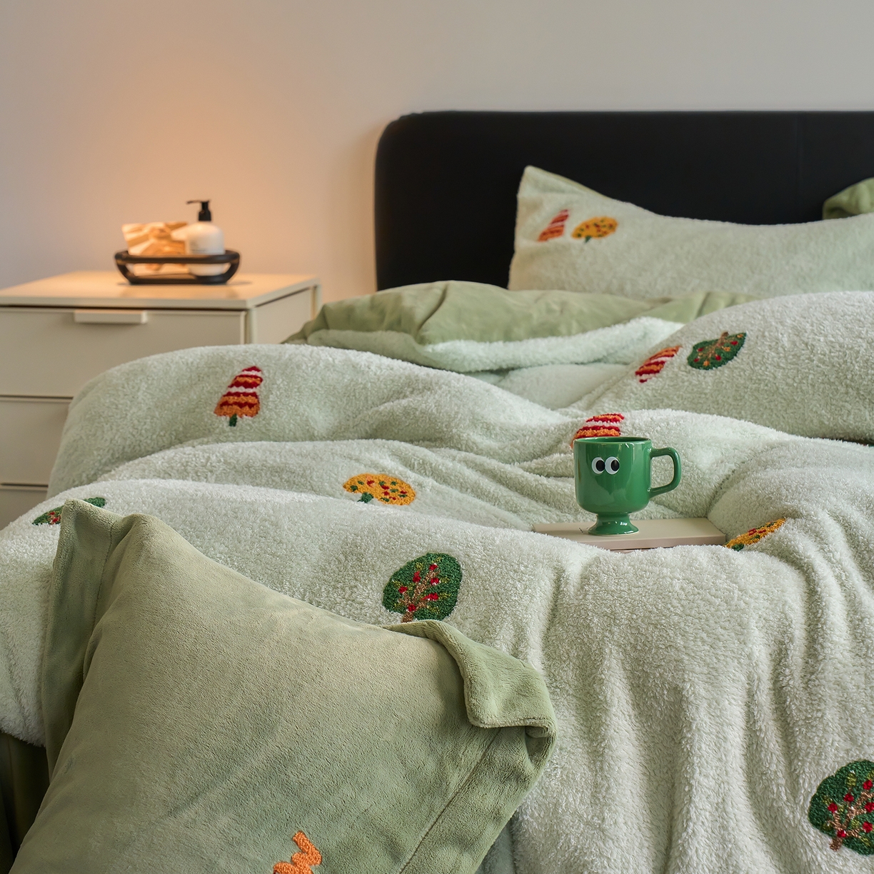 91家纺网 家纺一手货源 找家纺 禾时 2025新款保暖舒适蚂蚁绒牛奶绒毛巾绣四件套 森林屿鹿