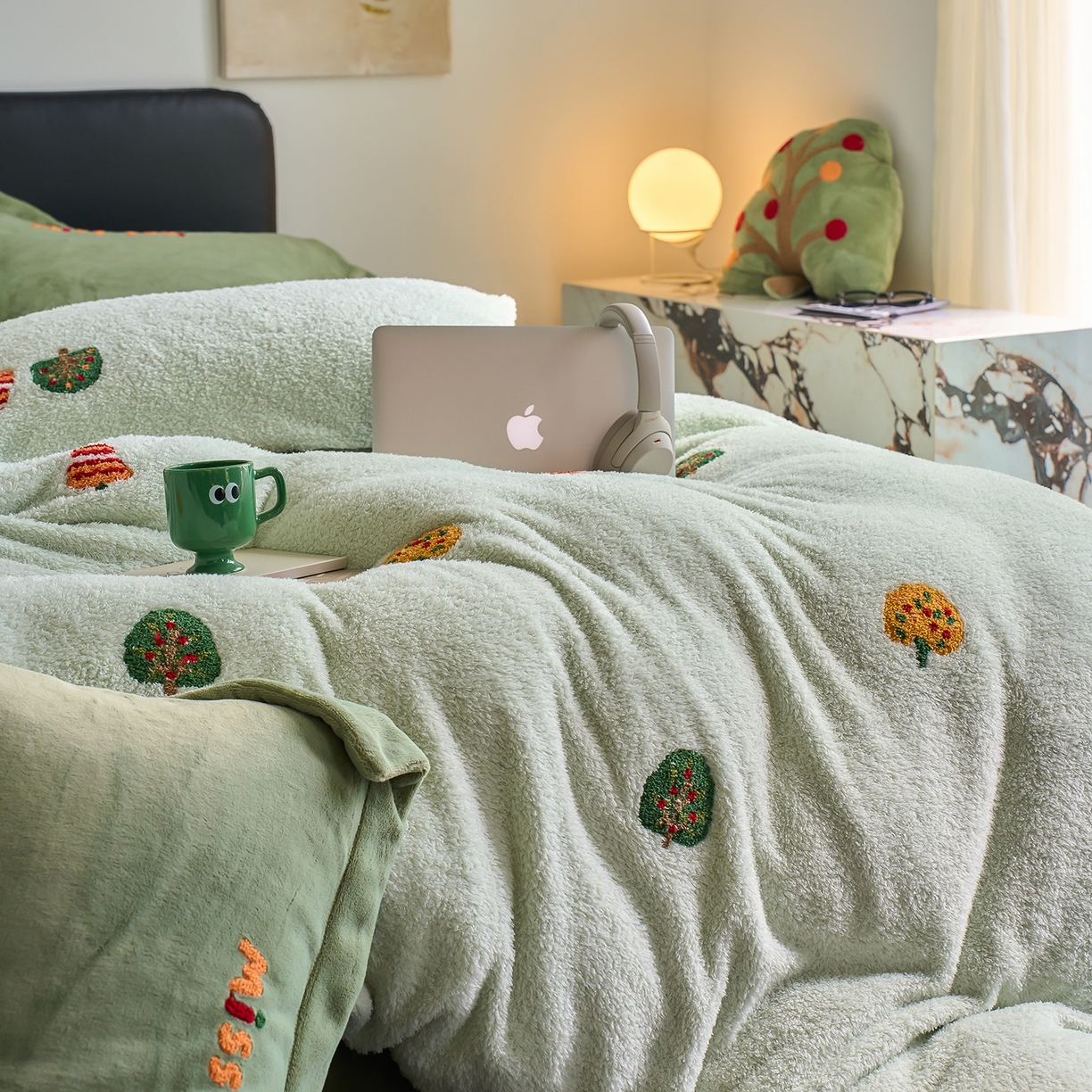 91家纺网 家纺一手货源 找家纺 禾时 2025新款保暖舒适蚂蚁绒牛奶绒毛巾绣四件套 森林屿鹿