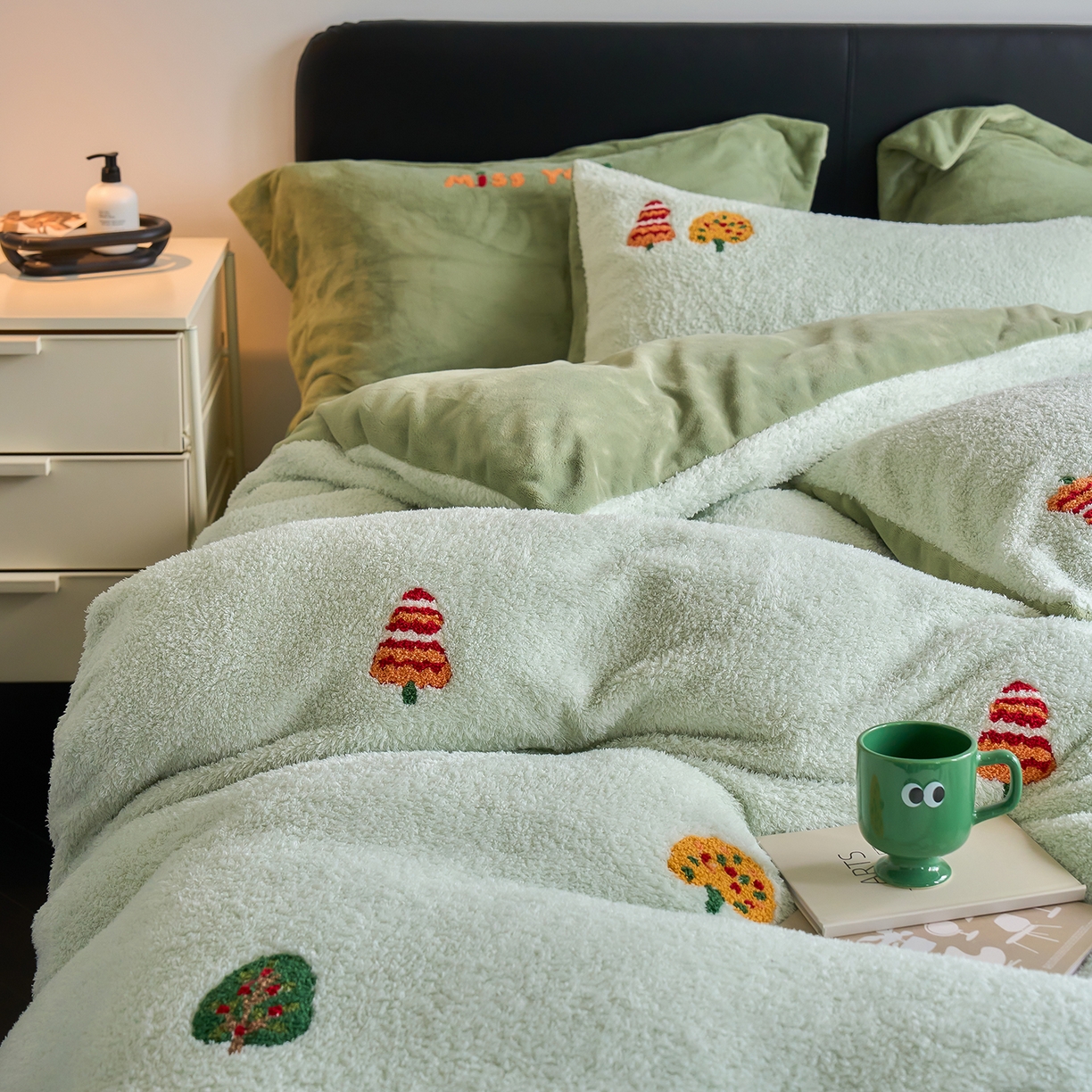 91家纺网 家纺一手货源 找家纺 禾时 2025新款保暖舒适蚂蚁绒牛奶绒毛巾绣四件套 森林屿鹿