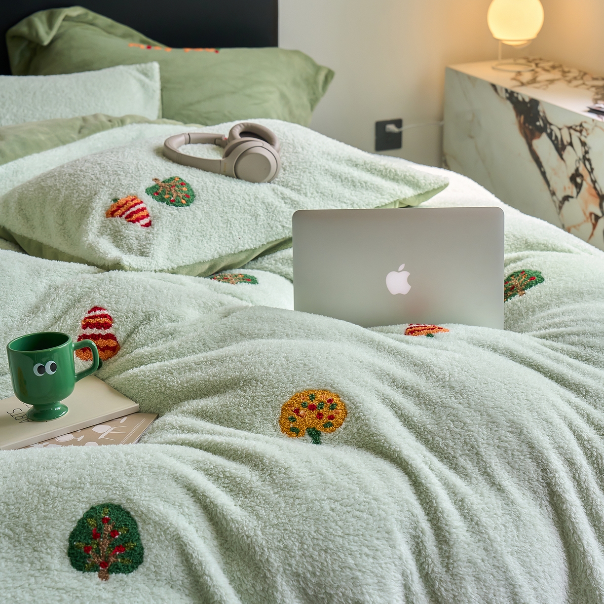 91家纺网 家纺一手货源 找家纺 禾时 2025新款保暖舒适蚂蚁绒牛奶绒毛巾绣四件套 森林屿鹿