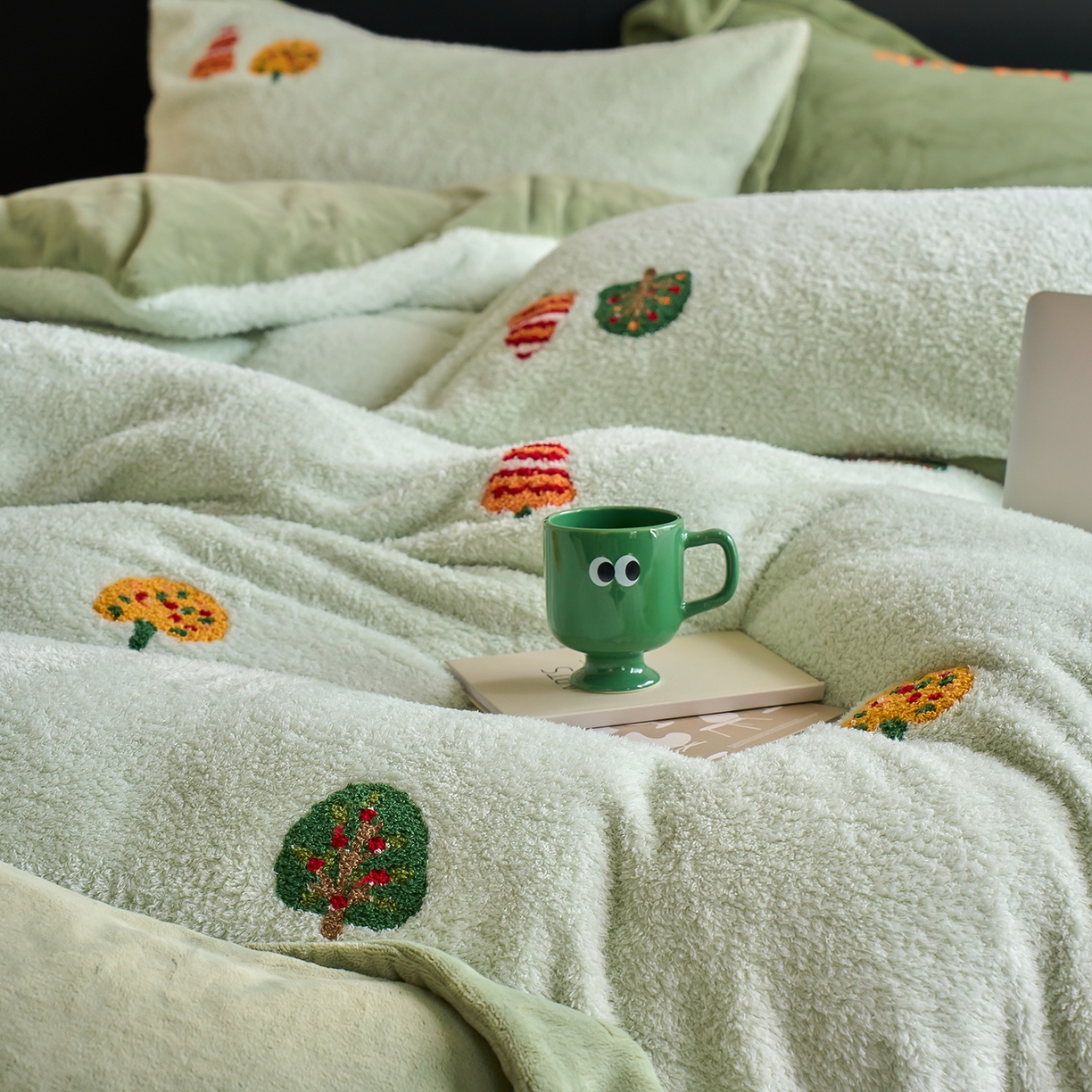 91家纺网 家纺一手货源 找家纺 禾时 2025新款保暖舒适蚂蚁绒牛奶绒毛巾绣四件套 森林屿鹿