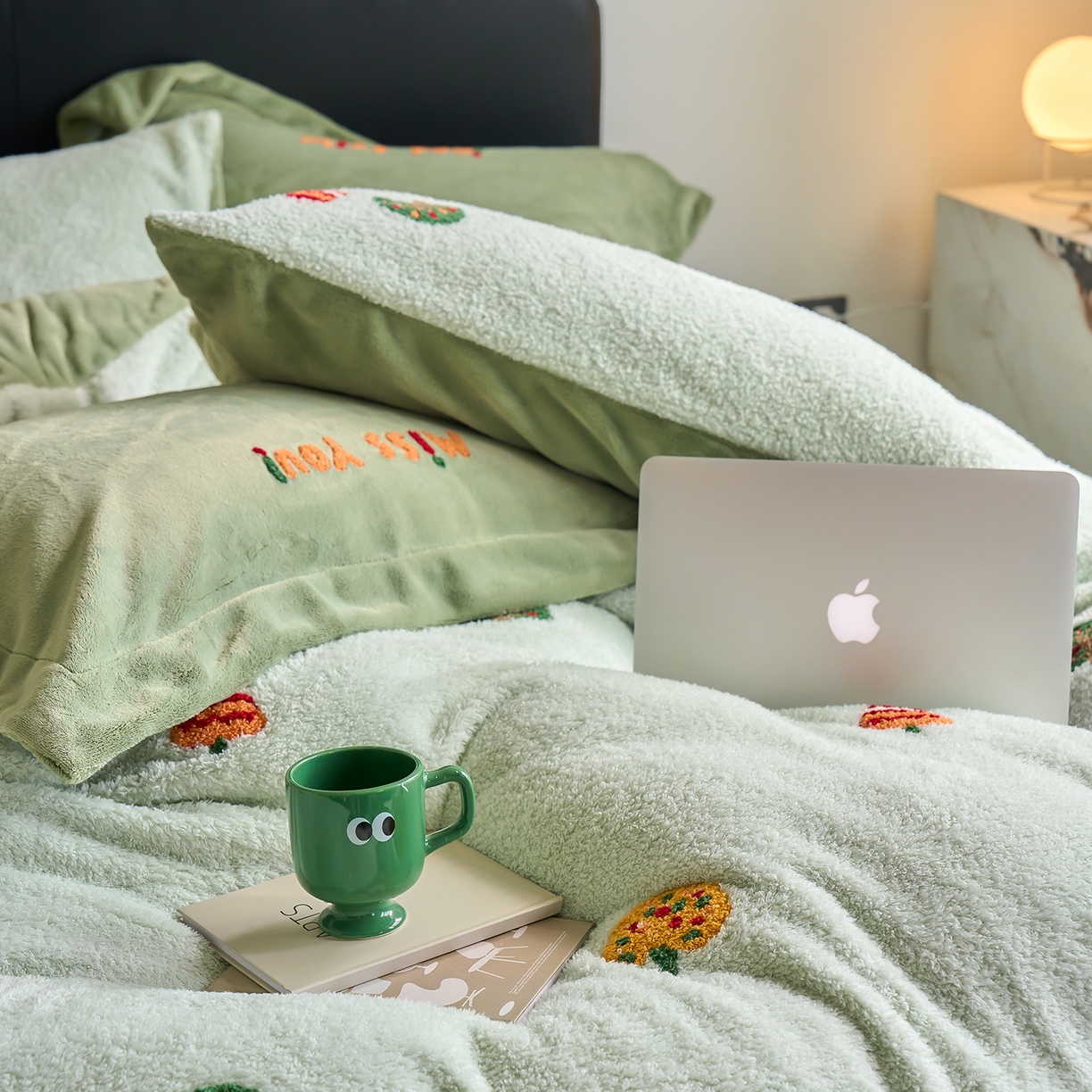 91家纺网 家纺一手货源 找家纺 禾时 2025新款保暖舒适蚂蚁绒牛奶绒毛巾绣四件套 森林屿鹿