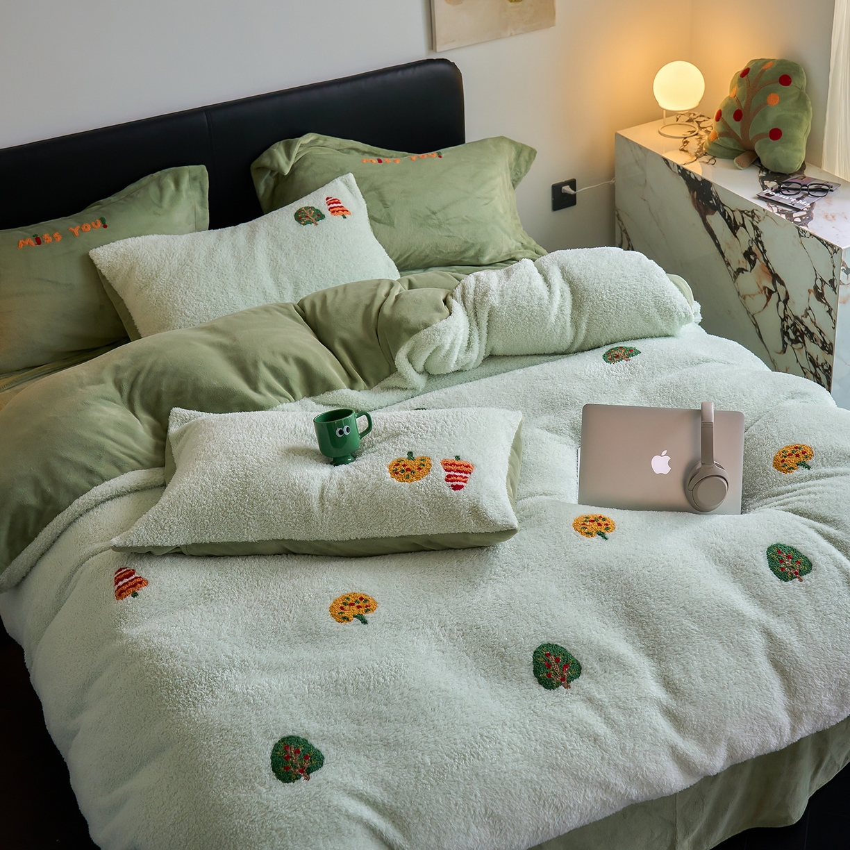 91家纺网 家纺一手货源 找家纺 禾时 2025新款保暖舒适蚂蚁绒牛奶绒毛巾绣四件套 森林屿鹿