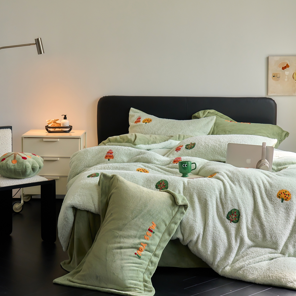 91家纺网 家纺一手货源 找家纺 禾时 2025新款保暖舒适蚂蚁绒牛奶绒毛巾绣四件套 森林屿鹿