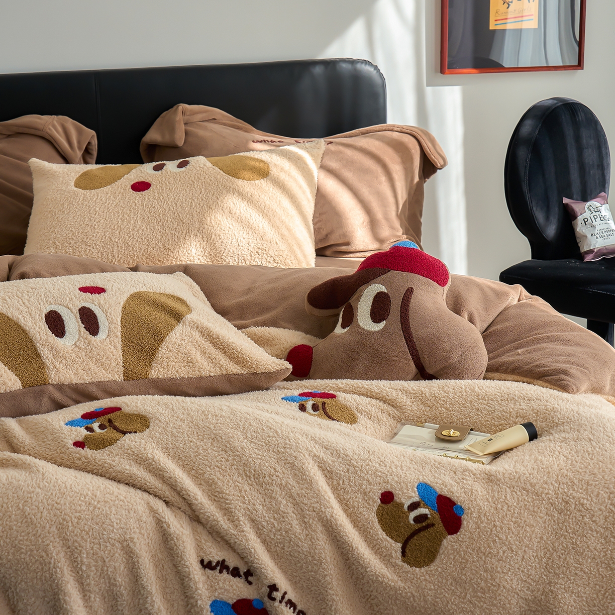 91家纺网 家纺一手货源 找家纺 禾时 2025新款保暖舒适蚂蚁绒牛奶绒毛巾绣四件套 班纳狗