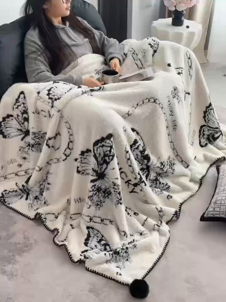 91家纺网 家纺一手货源 找家纺 潮邦创意家居 2025新款提花色织三角针工艺球毯毛毯毯子墨绒秘境 墨绒秘境系列-蝶韵