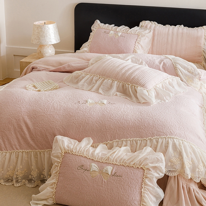 91家纺网 家纺一手货源 找家纺 （总）菊上家纺 2025新款雕花绒牛奶绒夹棉床盖款四件套-蝴蝶仙子