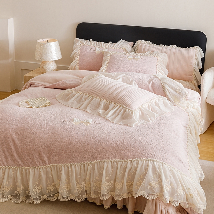 91家纺网 家纺一手货源 找家纺 （总）菊上家纺 2025新款雕花绒牛奶绒夹棉床盖款四件套-蝴蝶仙子