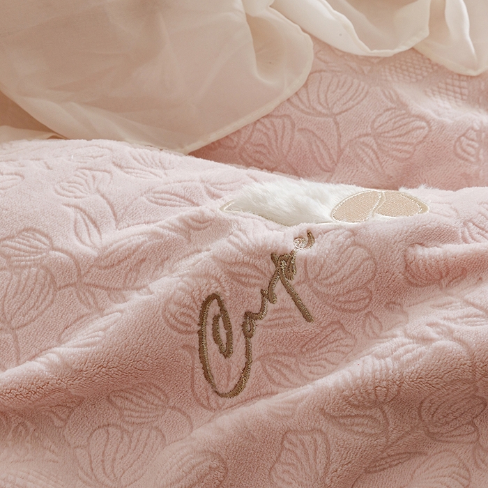 91家纺网 家纺一手货源 找家纺 （总）菊上家纺 2025新款雕花绒牛奶绒夹棉床盖款四件套-蝴蝶仙子