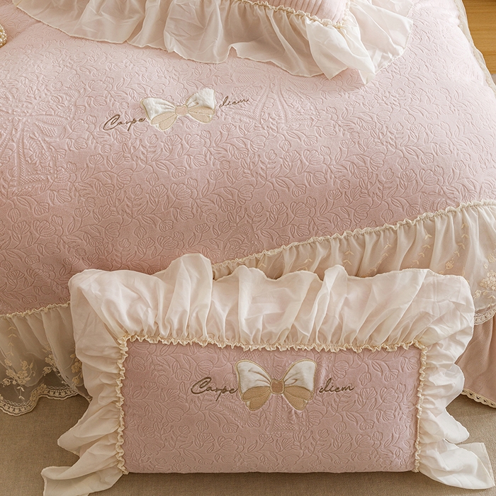 91家纺网 家纺一手货源 找家纺 菊上家纺 2025新款雕花绒牛奶绒夹棉床盖款四件套-蝴蝶仙子 蝴蝶仙子-粉