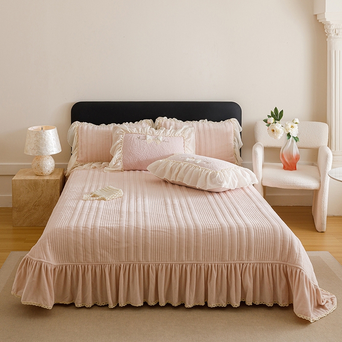 91家纺网 家纺一手货源 找家纺 菊上家纺 2025新款雕花绒牛奶绒夹棉床盖款四件套-蝴蝶仙子 蝴蝶仙子-粉