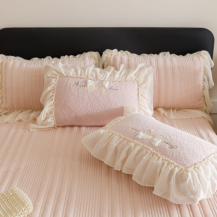 91家纺网 家纺一手货源 找家纺 菊上家纺 2025新款雕花绒牛奶绒夹棉床盖款四件套-蝴蝶仙子 蝴蝶仙子-粉