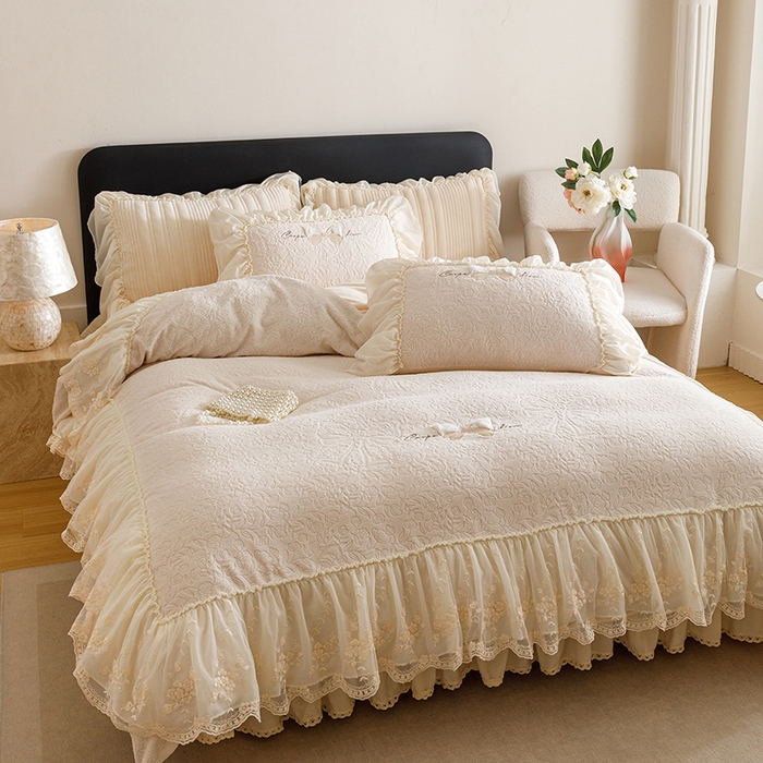 91家纺网 家纺一手货源 找家纺 菊上家纺 2025新款雕花绒牛奶绒夹棉床盖款四件套-蝴蝶仙子 蝴蝶仙子-杏