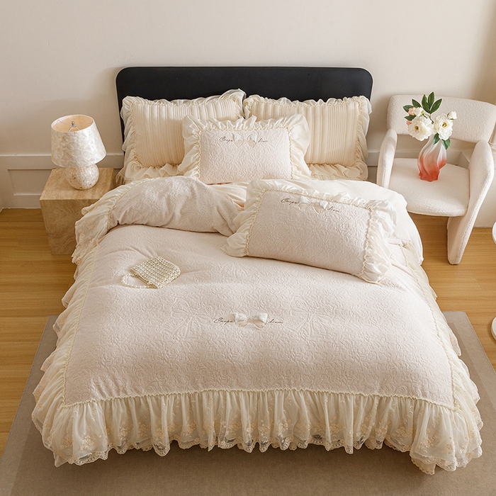 91家纺网 家纺一手货源 找家纺 菊上家纺 2025新款雕花绒牛奶绒夹棉床盖款四件套-蝴蝶仙子 蝴蝶仙子-杏