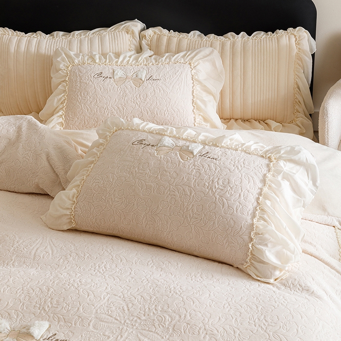 91家纺网 家纺一手货源 找家纺 菊上家纺 2025新款雕花绒牛奶绒夹棉床盖款四件套-蝴蝶仙子 蝴蝶仙子-杏