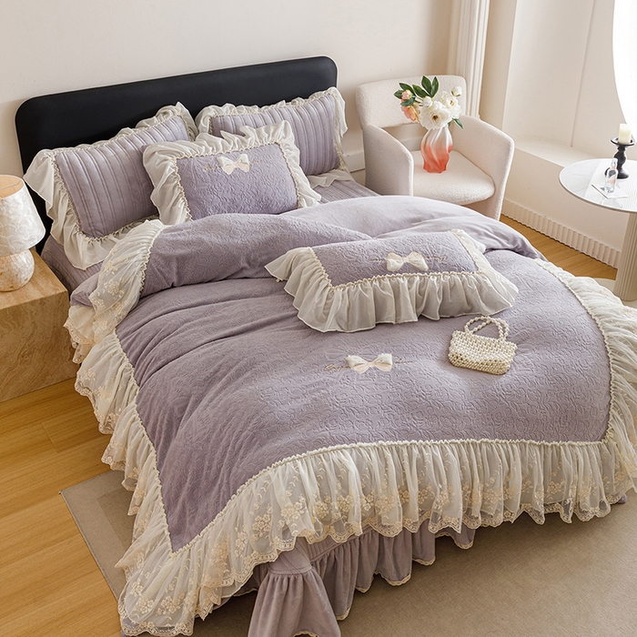 91家纺网 家纺一手货源 找家纺 菊上家纺 2025新款雕花绒牛奶绒夹棉床盖款四件套-蝴蝶仙子 蝴蝶仙子-紫