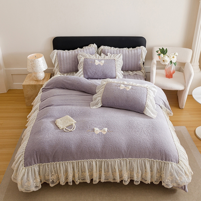 91家纺网 家纺一手货源 找家纺 菊上家纺 2025新款雕花绒牛奶绒夹棉床盖款四件套-蝴蝶仙子 蝴蝶仙子-紫
