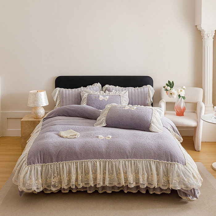 91家纺网 家纺一手货源 找家纺 菊上家纺 2025新款雕花绒牛奶绒夹棉床盖款四件套-蝴蝶仙子 蝴蝶仙子-紫