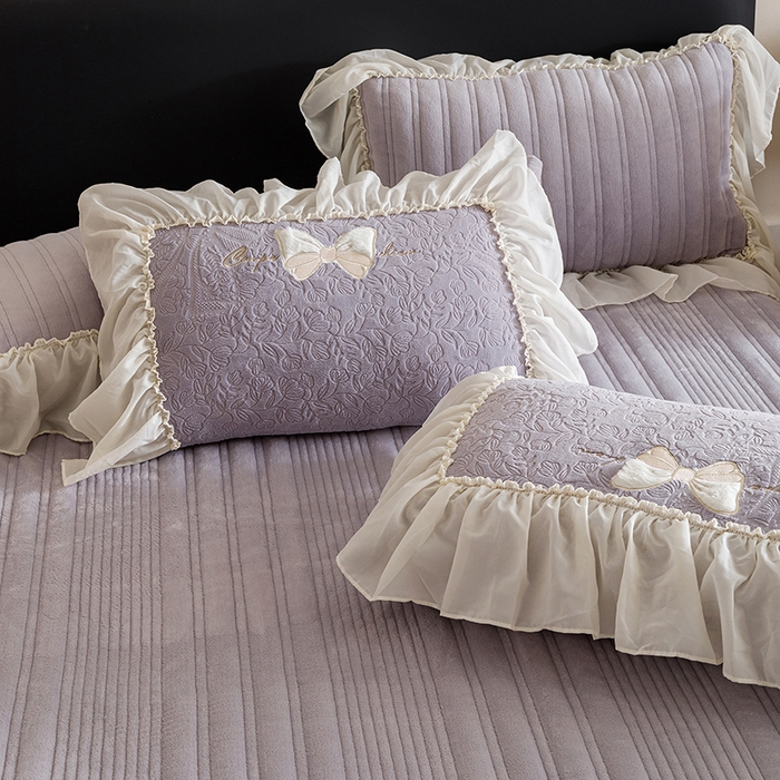 91家纺网 家纺一手货源 找家纺 菊上家纺 2025新款雕花绒牛奶绒夹棉床盖款四件套-蝴蝶仙子 蝴蝶仙子-紫