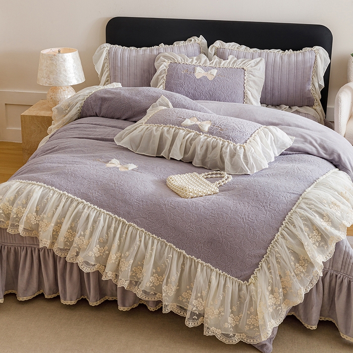 91家纺网 家纺一手货源 找家纺 菊上家纺 2025新款雕花绒牛奶绒夹棉床盖款四件套-蝴蝶仙子 蝴蝶仙子-紫