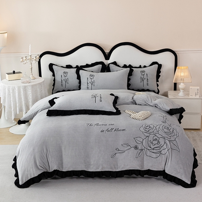 91家纺网 家纺一手货源 找家纺 （总）舒咪欧 2025新款加厚全消光全消光牛奶绒纯色法式刺绣花边款婚庆大红四件套