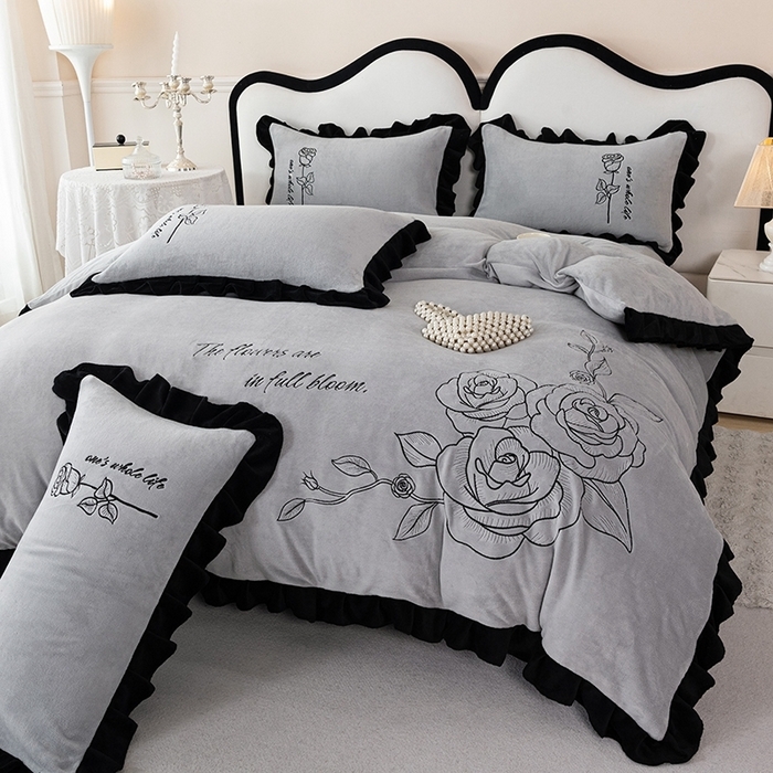 91家纺网 家纺一手货源 找家纺 （总）舒咪欧 2025新款加厚全消光全消光牛奶绒纯色法式刺绣花边款婚庆大红四件套