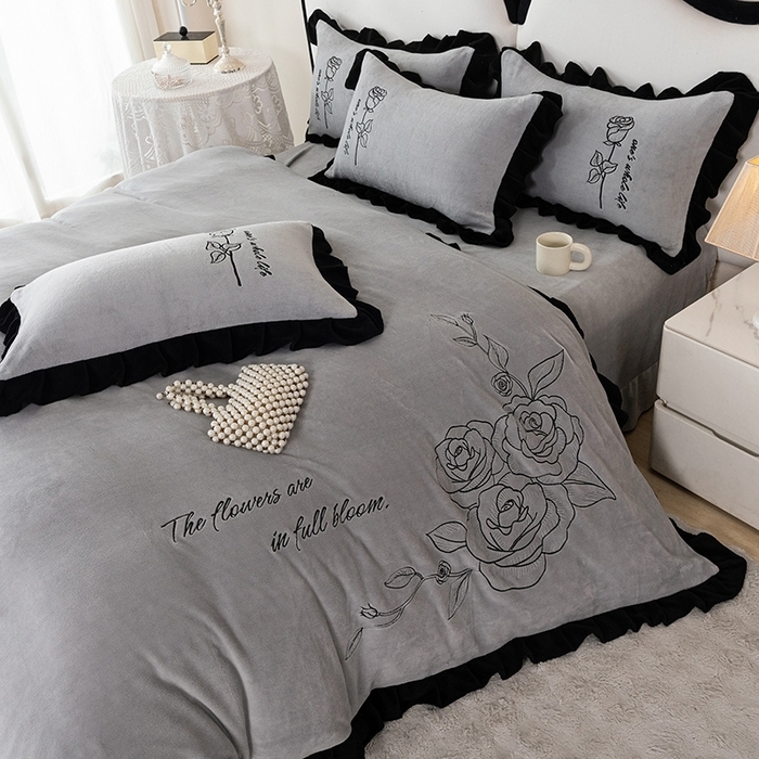 91家纺网 家纺一手货源 找家纺 （总）舒咪欧 2025新款加厚全消光全消光牛奶绒纯色法式刺绣花边款婚庆大红四件套