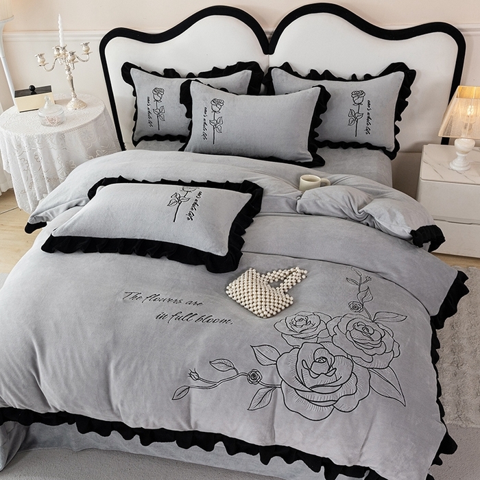 91家纺网 家纺一手货源 找家纺 （总）舒咪欧 2025新款加厚全消光全消光牛奶绒纯色法式刺绣花边款婚庆大红四件套