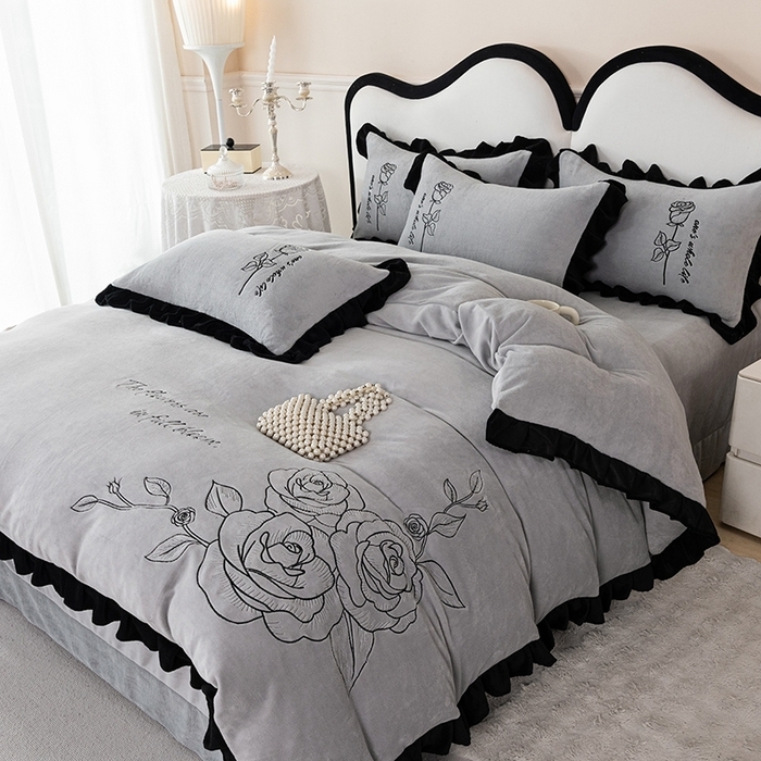 91家纺网 家纺一手货源 找家纺 （总）舒咪欧 2025新款加厚全消光全消光牛奶绒纯色法式刺绣花边款婚庆大红四件套