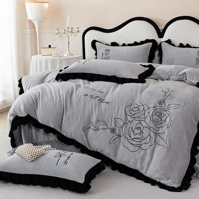 91家纺网 家纺一手货源 找家纺 （总）舒咪欧 2025新款加厚全消光全消光牛奶绒纯色法式刺绣花边款婚庆大红四件套