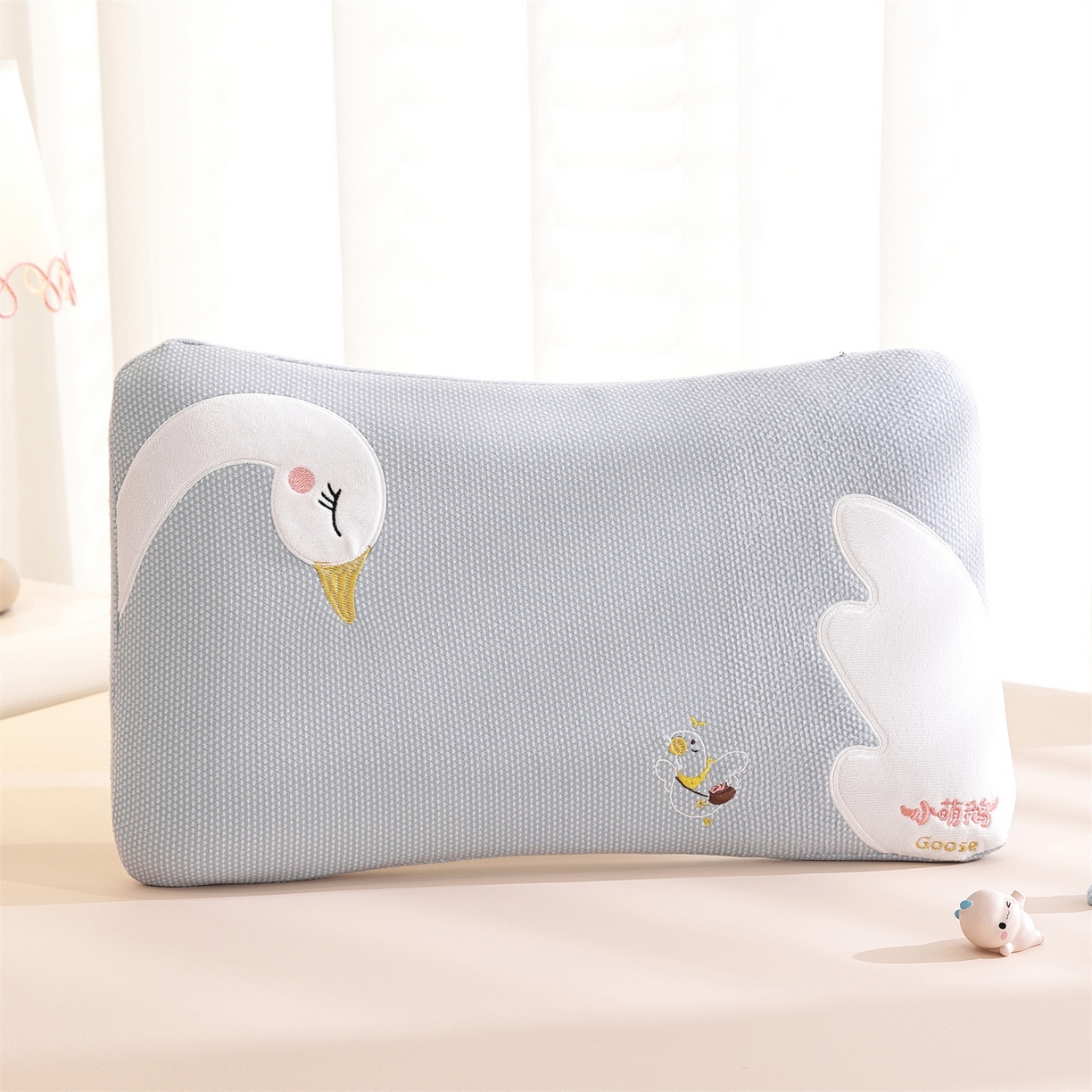 91家纺网 家纺一手货源 找家纺 （总）仁宇枕业 2025新款新品暖绒卡通小萌鹅儿童亲肤记忆枕头枕芯