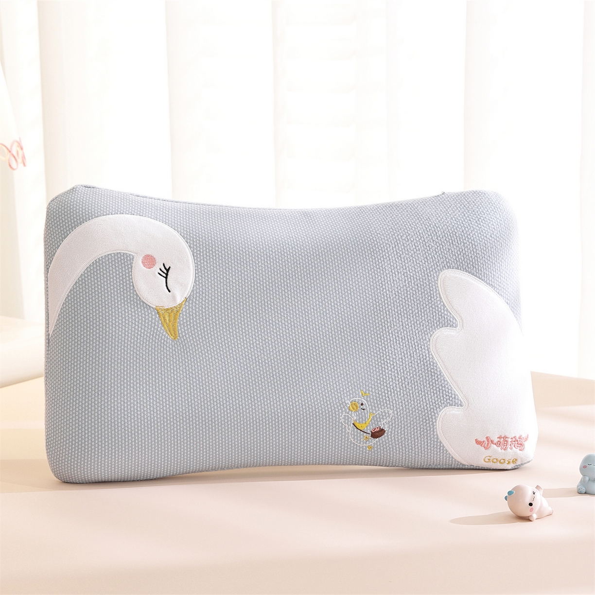 91家纺网 家纺一手货源 找家纺 （总）仁宇枕业 2025新款新品暖绒卡通小萌鹅儿童亲肤记忆枕头枕芯