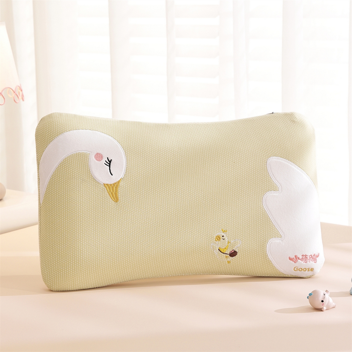 91家纺网 家纺一手货源 找家纺 （总）仁宇枕业 2025新款新品暖绒卡通小萌鹅儿童亲肤记忆枕头枕芯