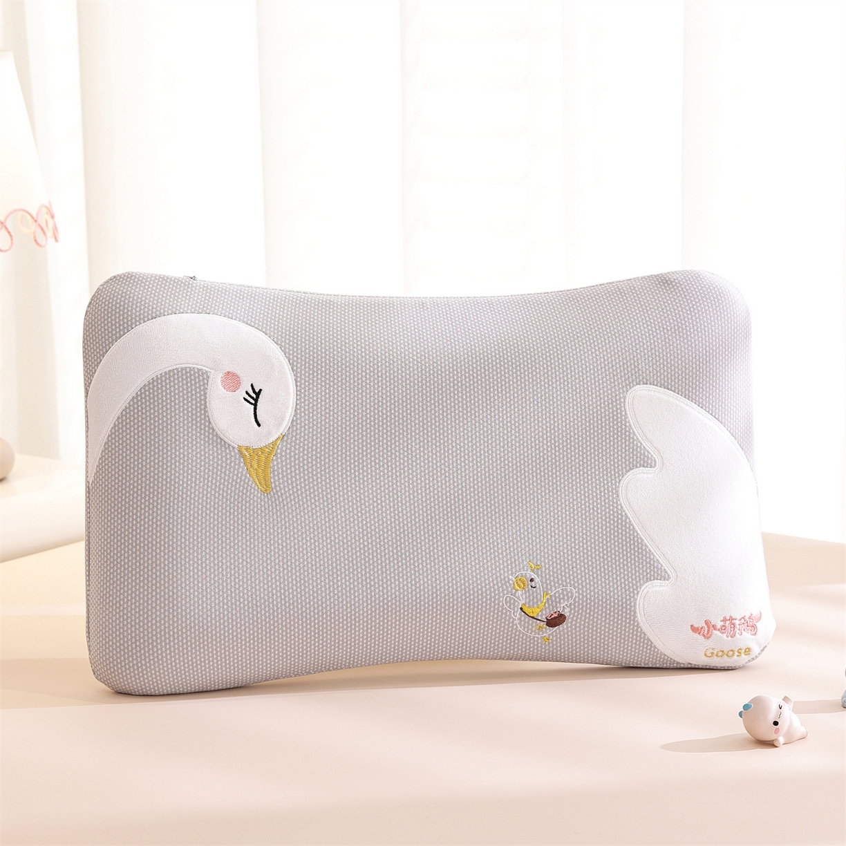 91家纺网 家纺一手货源 找家纺 （总）仁宇枕业 2025新款新品暖绒卡通小萌鹅儿童亲肤记忆枕头枕芯