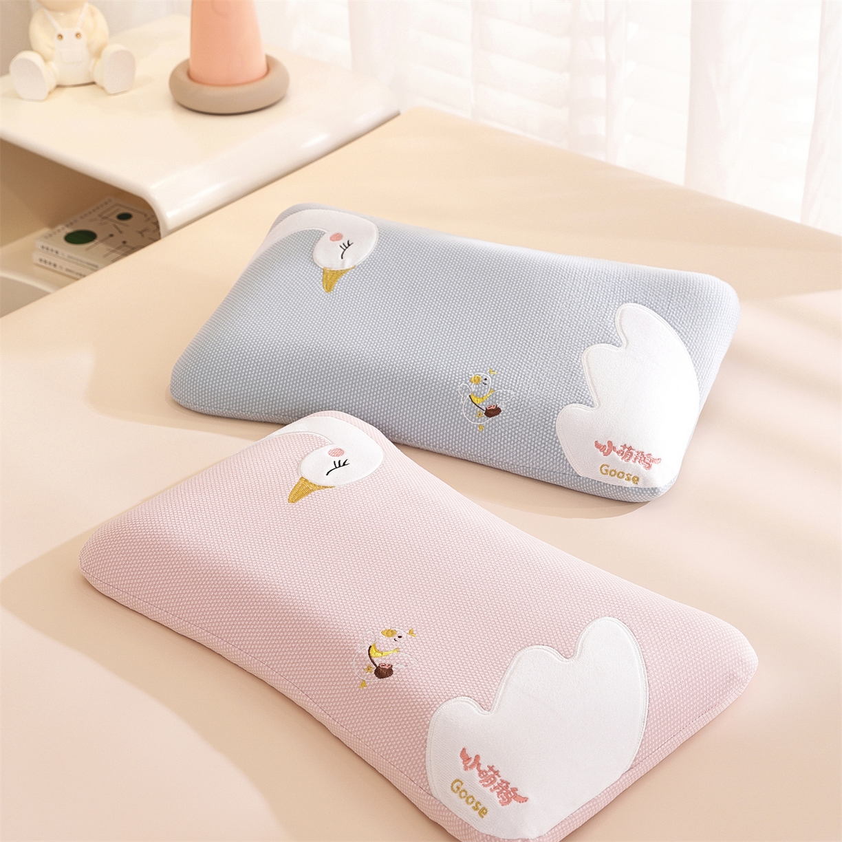 91家纺网 家纺一手货源 找家纺 （总）仁宇枕业 2025新款新品暖绒卡通小萌鹅儿童亲肤记忆枕头枕芯