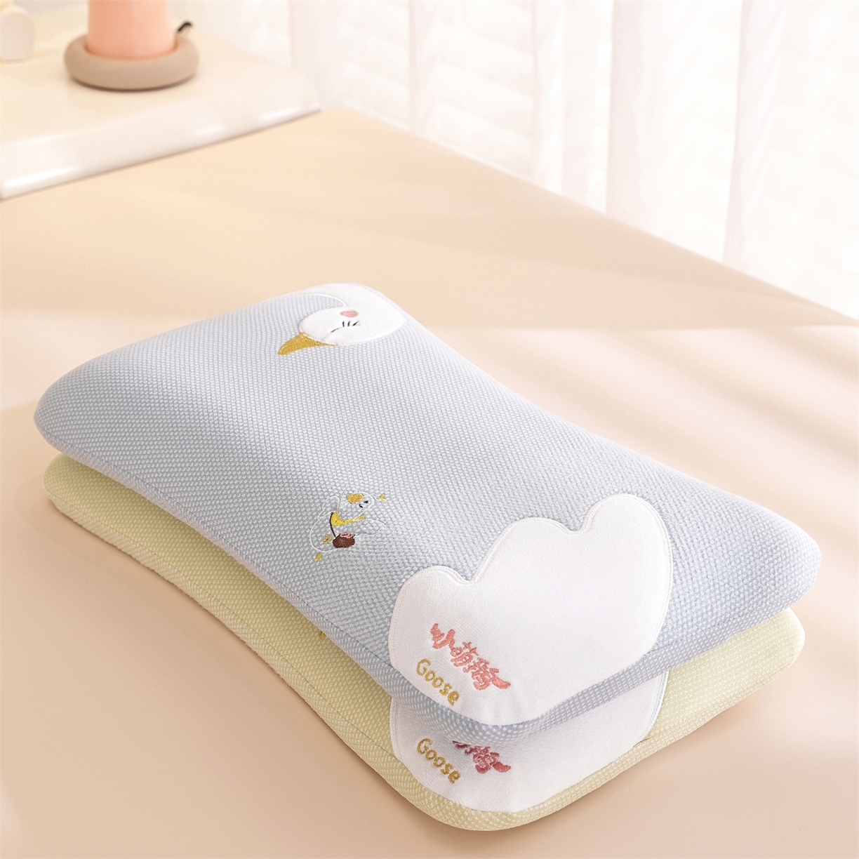 91家纺网 家纺一手货源 找家纺 （总）仁宇枕业 2025新款新品暖绒卡通小萌鹅儿童亲肤记忆枕头枕芯