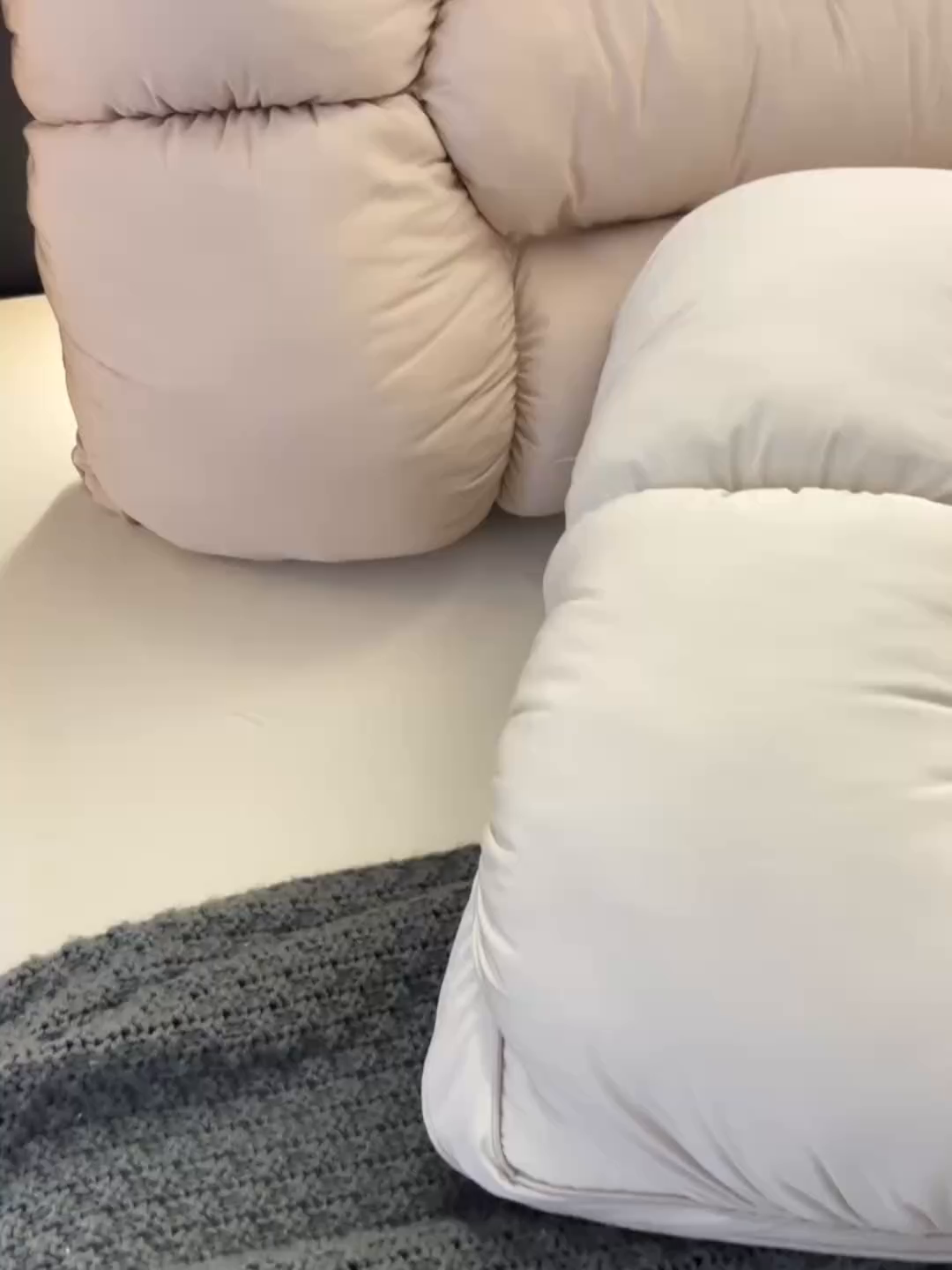 91家纺网 家纺一手货源 找家纺 （总）仁宇枕业 2025新款新品 日式软软糯糯面包羽丝绒舒适枕头枕芯