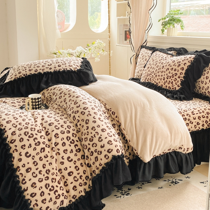 91家纺网 家纺一手货源 找家纺 （总）云木里 2025新款热卖大宽花边牛奶绒床盖款四件套