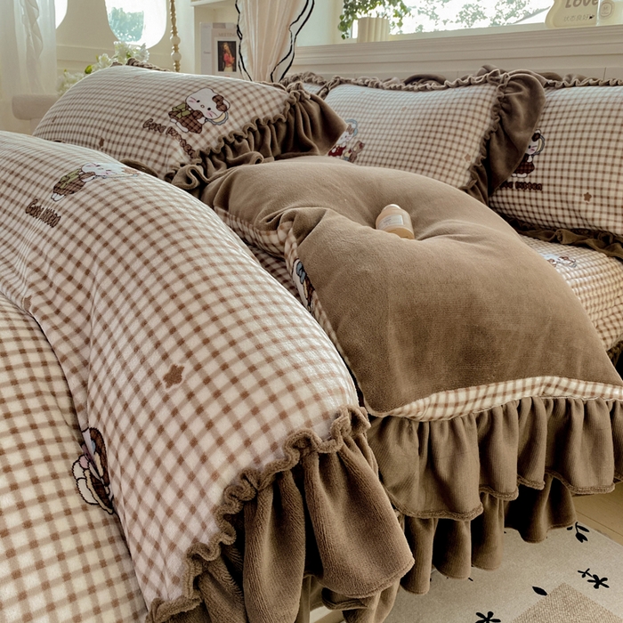 91家纺网 家纺一手货源 找家纺 （总）云木里 2025新款热卖大宽花边牛奶绒床盖款四件套